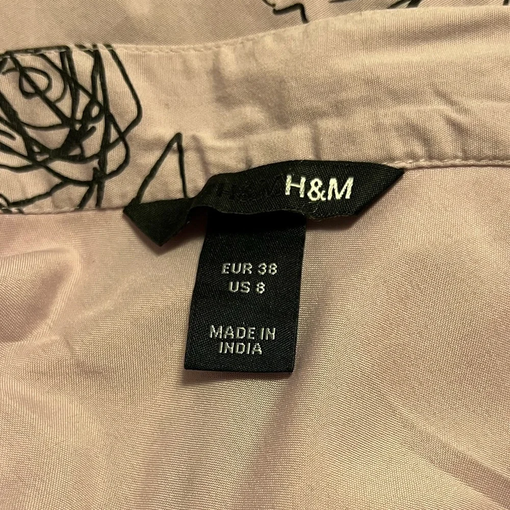 H&M midi flare skirt. Lavender with black floral design. Size 8 - Picture 3 of 6